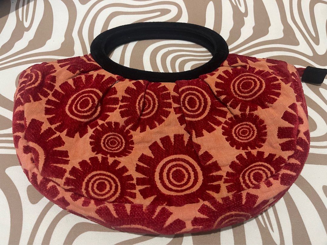 Preloved handbag (Category: Purses & Pouches) located in Quezon City. Submitted by geuse (Listing ID 1306329433, Image 1). Description: Preloved, very nice & cute design Small size but spacious inside Thick fabric material with velvet combination, soft Only P250 Loc. Tandang Sora, QC Gcash payment Lalamove delivery.