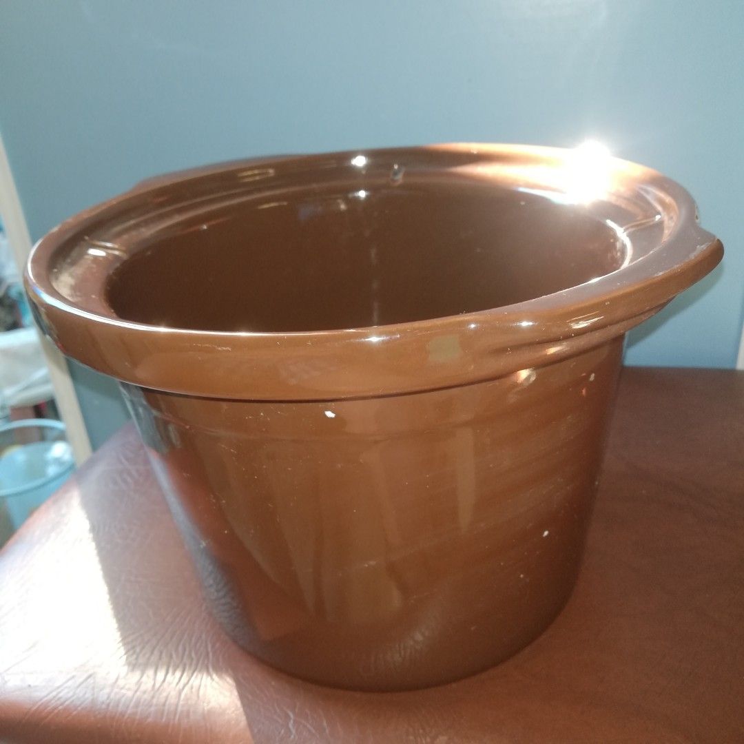 Replacement crockpot ceramic pot (Category: Cookware & Accessories) located in Paranaque City. Submitted by 4thestate.surplusan (Listing ID 1306180650, Image 1). Description: Preowned crock pot replacement ceramic pot, top diameter for lid is 21cm, 16cm tall, and bottom diameter, 16cm. No issue. Mop gcash. Fourth est paranaque.