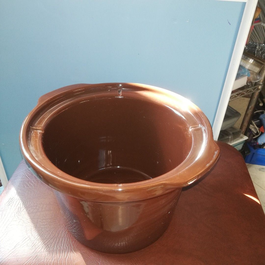 Replacement crockpot ceramic pot (Category: Cookware & Accessories) located in Paranaque City. Submitted by 4thestate.surplusan (Listing ID 1306180650, Image 2). Description: Preowned crock pot replacement ceramic pot, top diameter for lid is 21cm, 16cm tall, and bottom diameter, 16cm. No issue. Mop gcash. Fourth est paranaque.