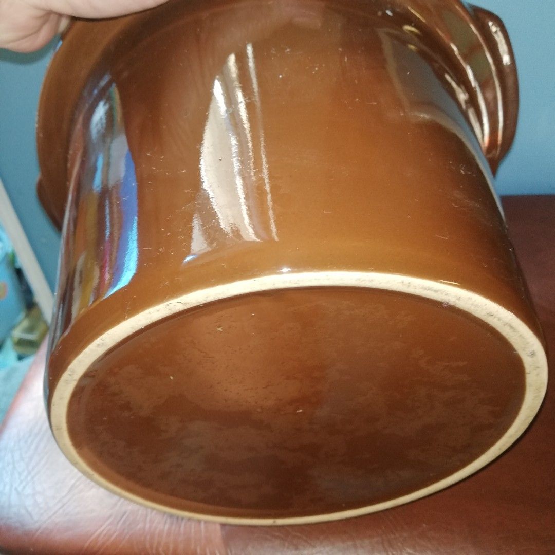 Replacement crockpot ceramic pot (Category: Cookware & Accessories) located in Paranaque City. Submitted by 4thestate.surplusan (Listing ID 1306180650, Image 3). Description: Preowned crock pot replacement ceramic pot, top diameter for lid is 21cm, 16cm tall, and bottom diameter, 16cm. No issue. Mop gcash. Fourth est paranaque.