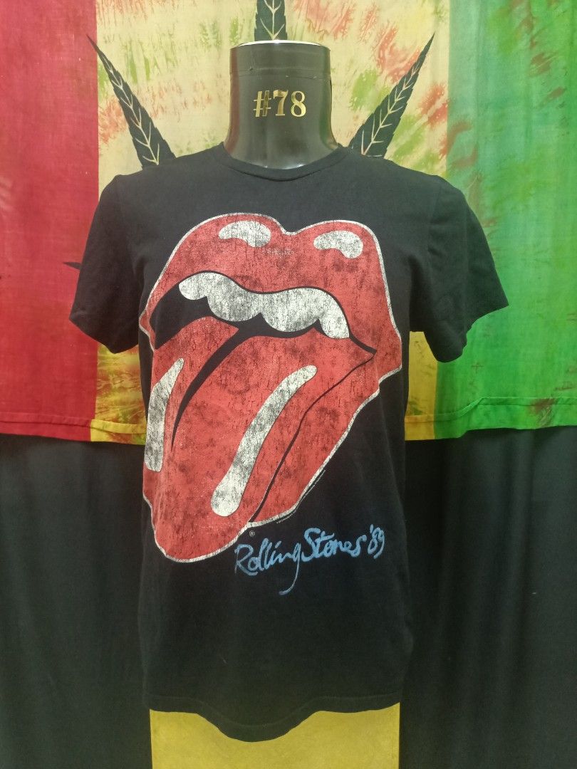 Rolling Stone (Category: Activewear) located in Johor Bahru. Submitted by whocare_aazo (Listing ID 1306311596, Image 1). Description: Kondisi 7/10 Print Crack Manja Bebas Pinhole Tiada Tulang Tepi.
