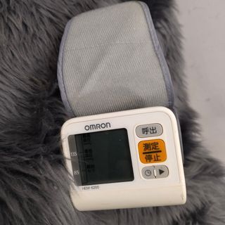 Sale !!! Affordable Omron Wrist Blood Pressure Monitor for only php 1200 😍👌 #5