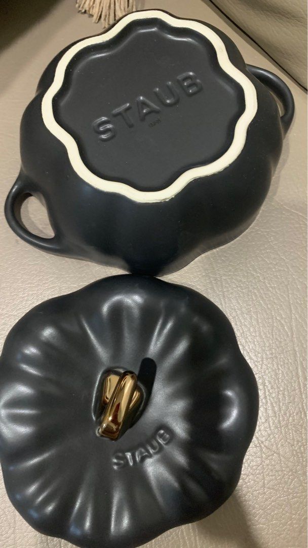 Staub pumpkin cocotte .75qt (Category: Other Kitchenware & Tableware) located in Manila. Submitted by slothyspad (Listing ID 1306334061, Image 2). Description: .