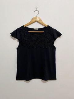 UNIQLO flutter sleeve lace detail top