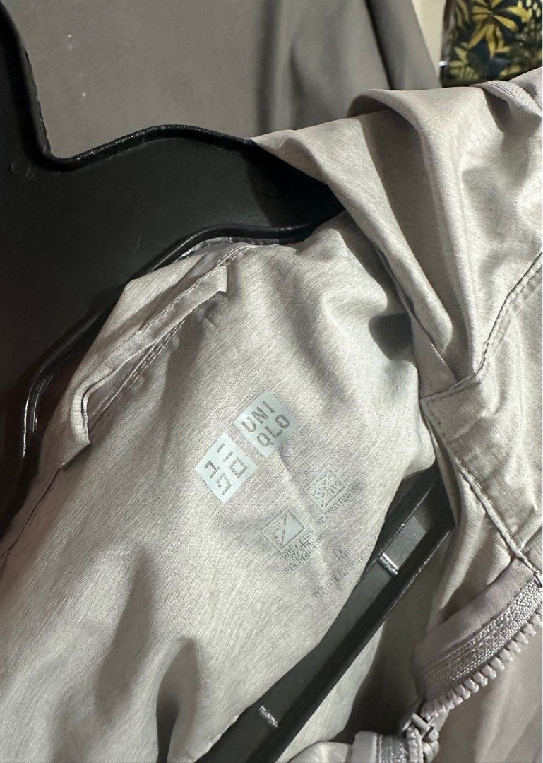 UNIQLO JACKET (Category: Coats, Jackets and Outerwear) located in Pasay City. Submitted by treajo (Listing ID 1306272801, Image 3). Description: -may damage lang na parang basa sa back (pls see last pic) -Decluttering.