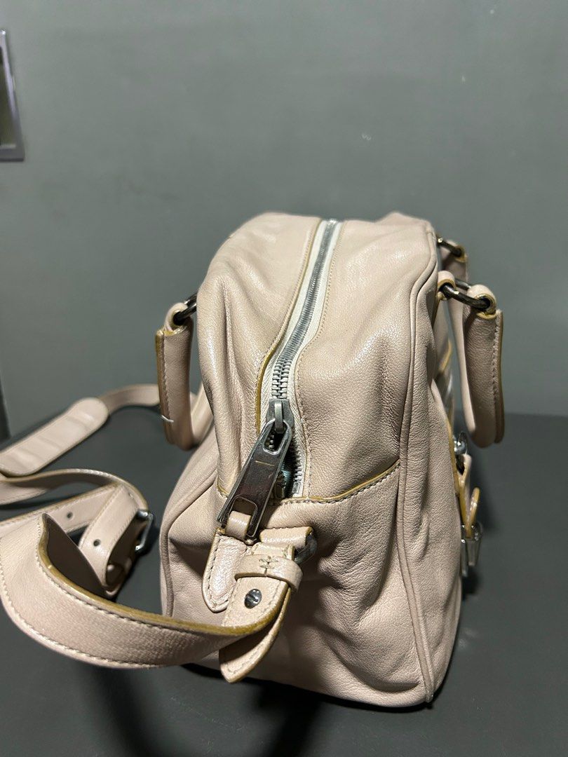Vintage Marc Jacobs Crossbody Bag (Category: Luxury Bags & Wallets) located in Manila. Submitted by cholo_0204 (Listing ID 1306319035, Image 3). Description: -Pre-loved Authentic Marc Jacobs Crossbody Bag -Bought in Marc Jacobs Flagship store in Taiwan🇹🇼 -Lightly used but show signs of -Minimal scratches -No inclusions -If interested, please send an sms and I can send a video of the item😊.
