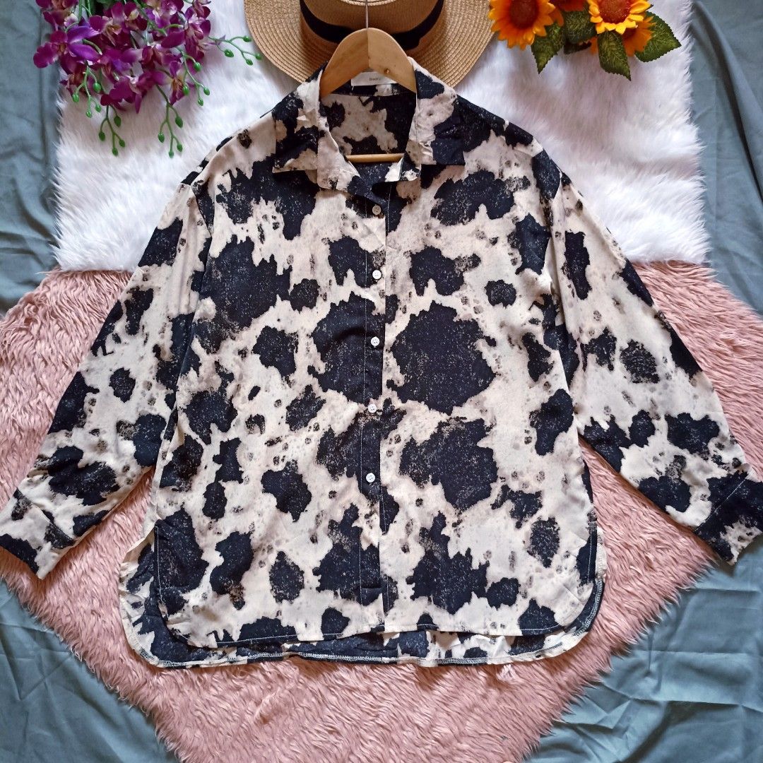 Women office Top Long Sleeve Printed Button Down (Category: Blouses) located in Quezon City. Submitted by becxz (Listing ID 1306330974, Image 2). Description: size L-XL Bust 38" Regular Length Excellent condition Korean Brand.