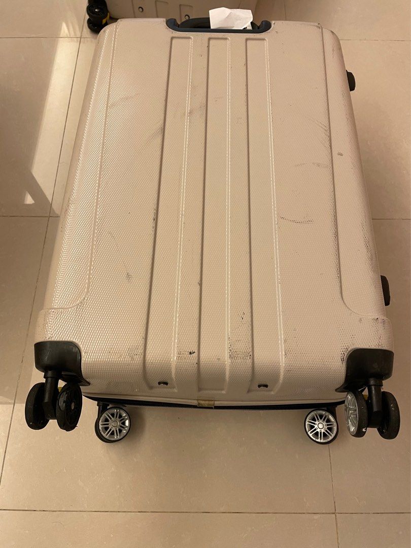 行李箱 （分類：旅遊 - 旅行必需品及用品）位於 Hong Kong。 由 sakura_piglet 提交（商品編號 1301520452，圖片 3）。簡介： Beverly Hills 28吋行李箱，有2個，天水圍交收。