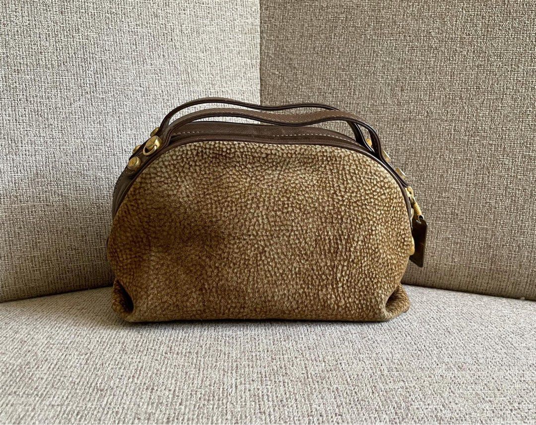 Borbonese Redwall handbag (Category: Shoulder Bags) located in Baliuag. Submitted by fashion_wardrobe29 (Listing ID 1301616354, Image 1). Description: Borbonese Redwall Made in Italy 100% Domestic Skin,Good vintage condition!Approx:H-5”W-8.3”.