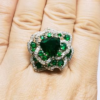 Emerald Ring. Flower design. 18K plated.