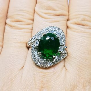 Emerald ring. Oval shape design. 18K plated.