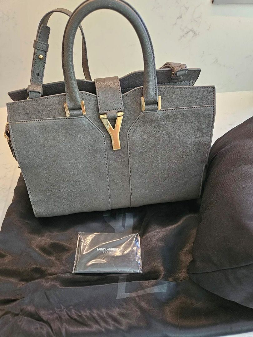 Excellent Condition YSL Y-Line Cabas (Category: Luxury Bags & Wallets) located in Quezon City. Submitted by hellopatchi (Listing ID 1301528335, Image 1). Description: YSL Y-Line Cabas Excellent Condition No Flaws Good as new Comes with bag insert, pillow stuffer, tags and dustbag .