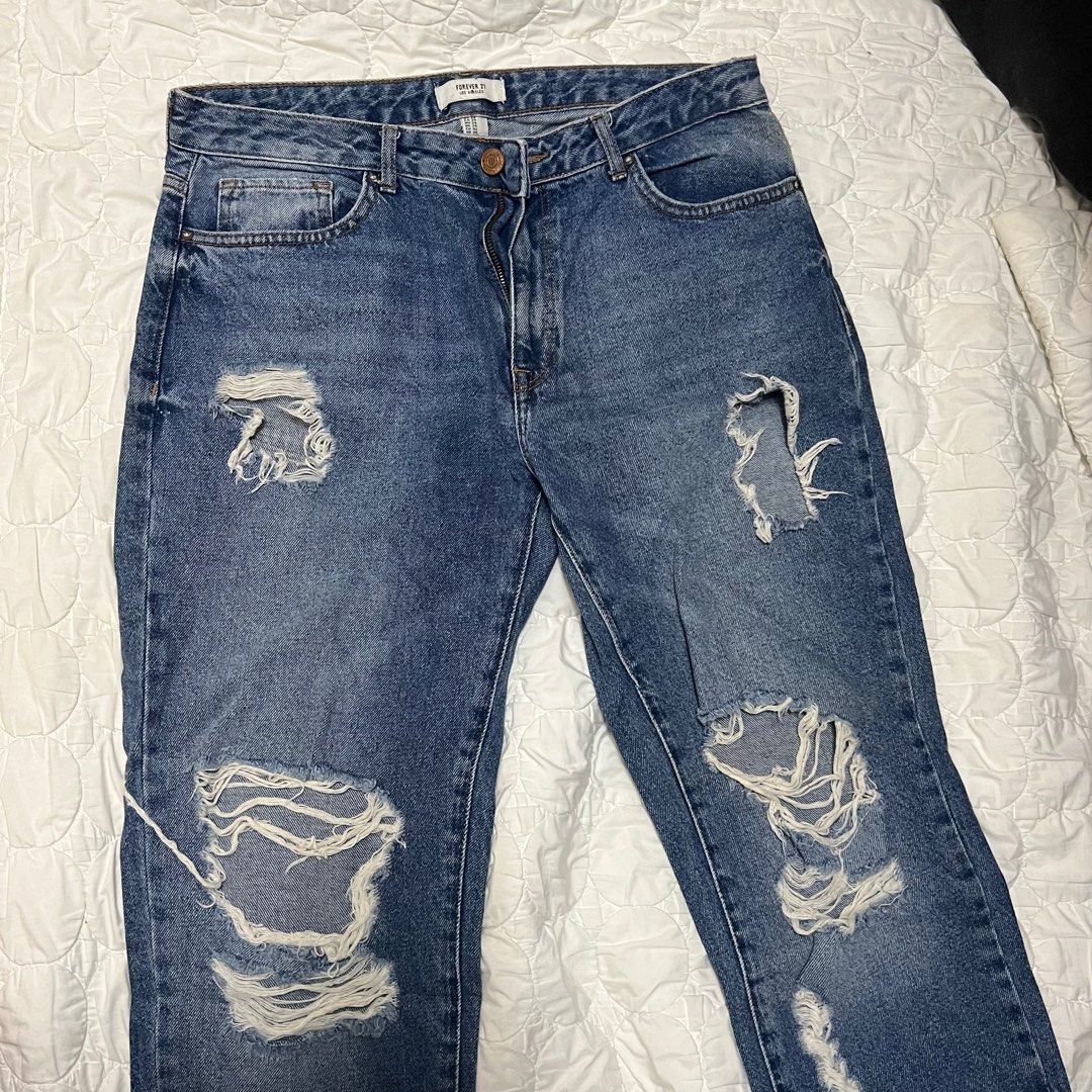 Forever 21 ripped mom jeans (Category: Jeans) located in Taguig. Submitted by byemystuff_ (Listing ID 1301484197, Image 1). Description: .