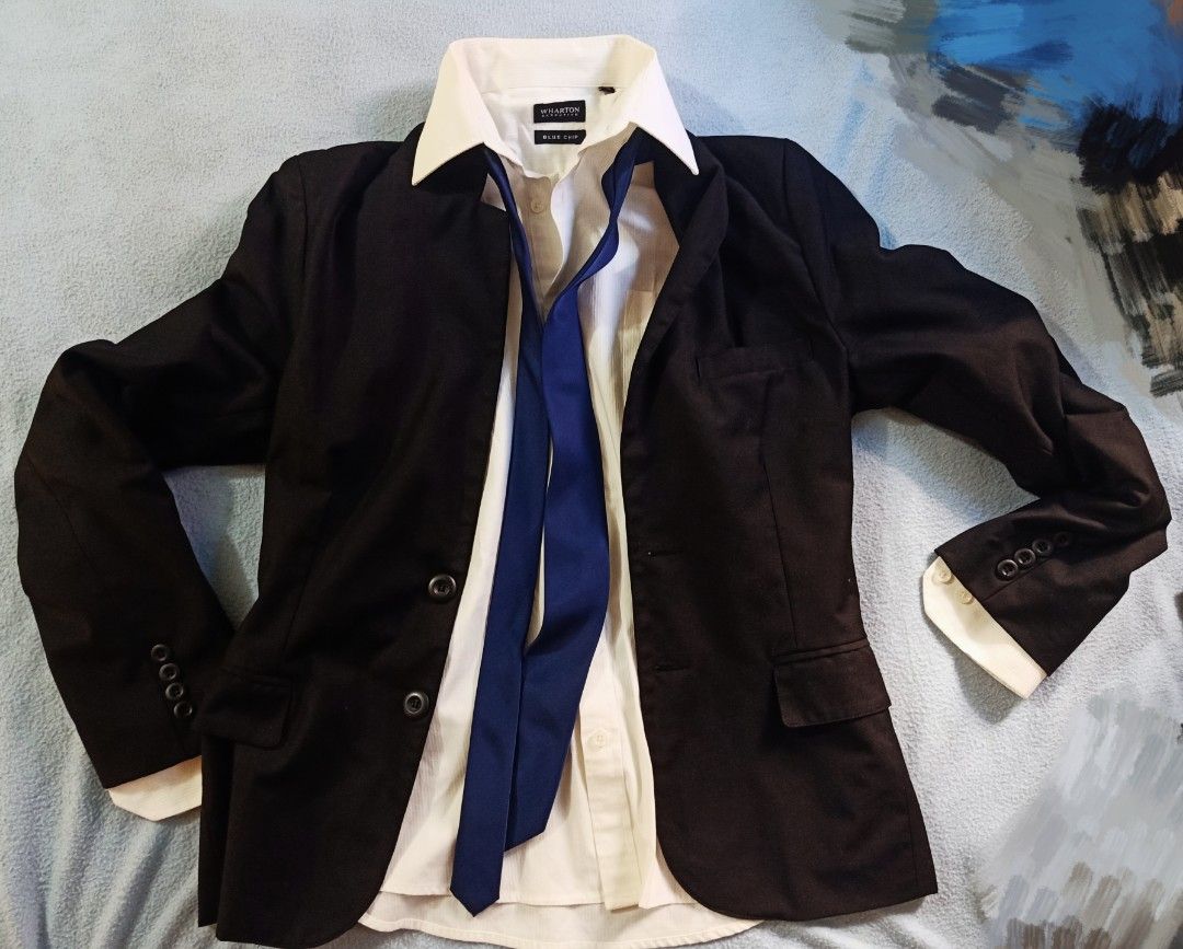 Formal coat with inner white long sleeves bundle (Category: Sets & Coordinates) located in Bulacan. Submitted by sansan112424 (Listing ID 1301558454, Image 1). Description: black coat with free wharton executive inner long sleeve please note that the tie is not included in the set. coat size on tag is L but can only fit to small-med size bulky yung coat, padded yung shoulder part. yung inner naman may flaw. I'm not sure if matatanggal pa yung sta