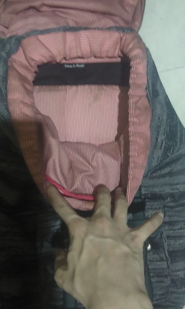 Herschel Backpack Laptop (Category: Luxury Bags & Wallets) located in Pasig City. Submitted by castlecrest (Listing ID 1301588660, Image 3). Description: Backpack Herschel Grey color. A small tear on top. This is my daily backpack. Ginagamit araw araw. Fits 15-16 inches laptop. Laptop pocket, main compartment, front zipper pocket. 650 pesos only. Lowest priced in the market. Brand New is worth 5k BGC or Ortigas meet-up.