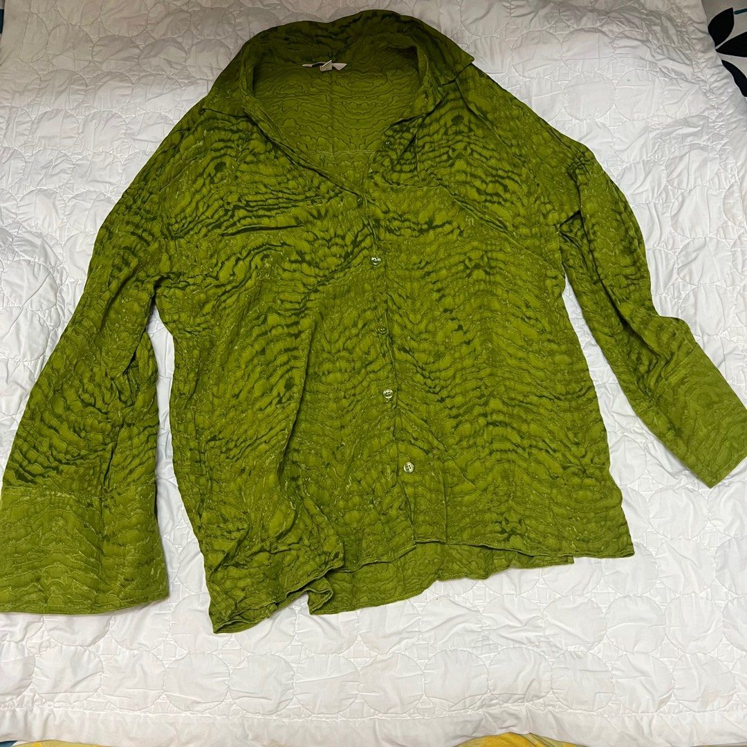 H&M green longsleeves polo (Category: Longsleeves) located in Taguig. Submitted by byemystuff_ (Listing ID 1301481446, Image 1). Description: Used once.