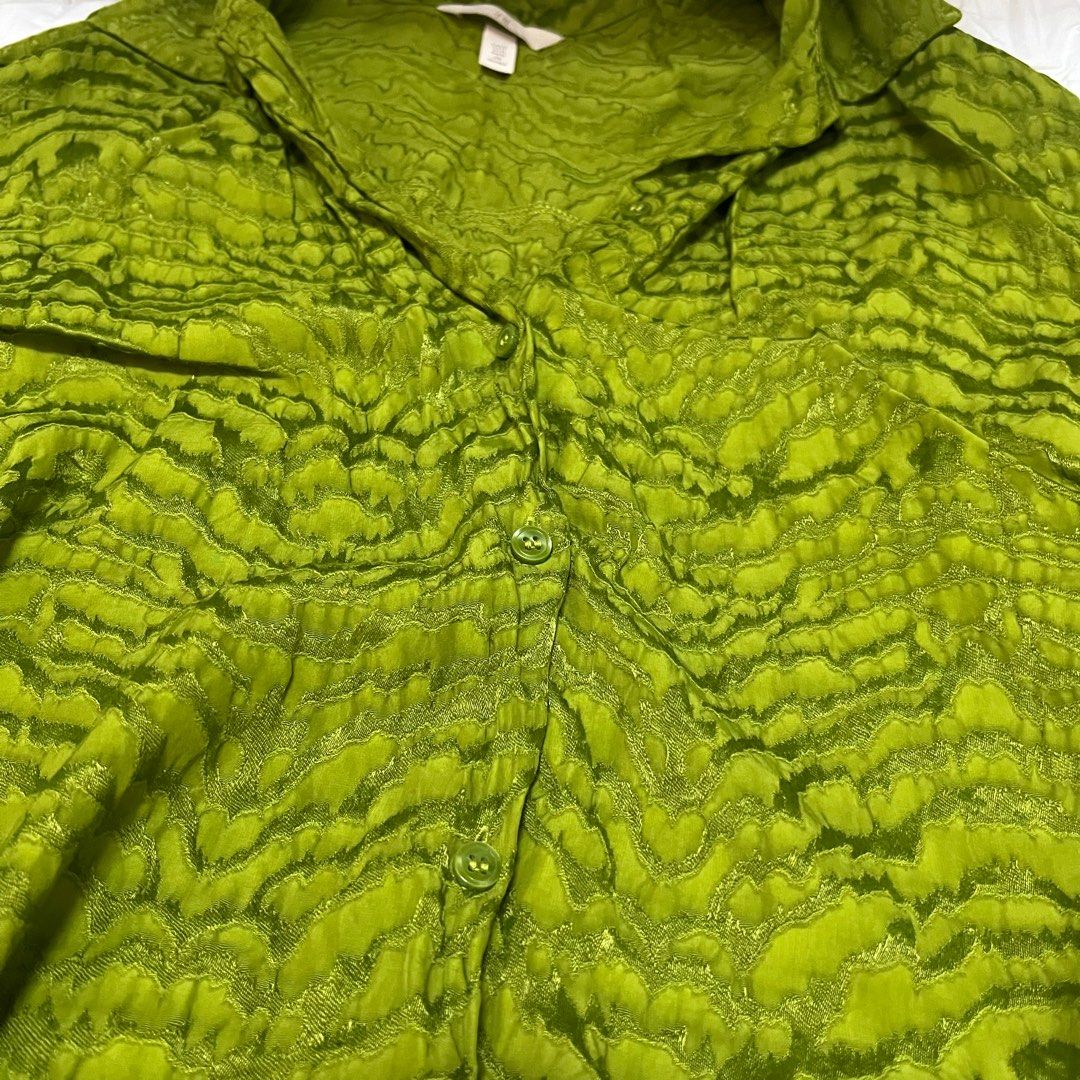 H&M green longsleeves polo (Category: Longsleeves) located in Taguig. Submitted by byemystuff_ (Listing ID 1301481446, Image 3). Description: Used once.