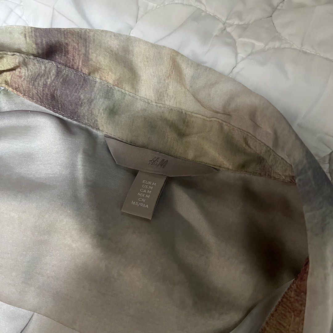 H&M Printed Polo Longsleeves (Category: Longsleeves) located in Taguig. Submitted by byemystuff_ (Listing ID 1301483960, Image 2). Description: In good condition.