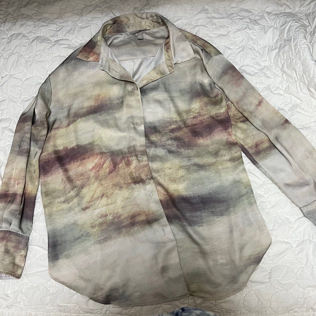 H&M Printed Polo Longsleeves (Category: Longsleeves) located in Taguig. Submitted by byemystuff_ (Listing ID 1301483960, Image 1). Description: In good condition.