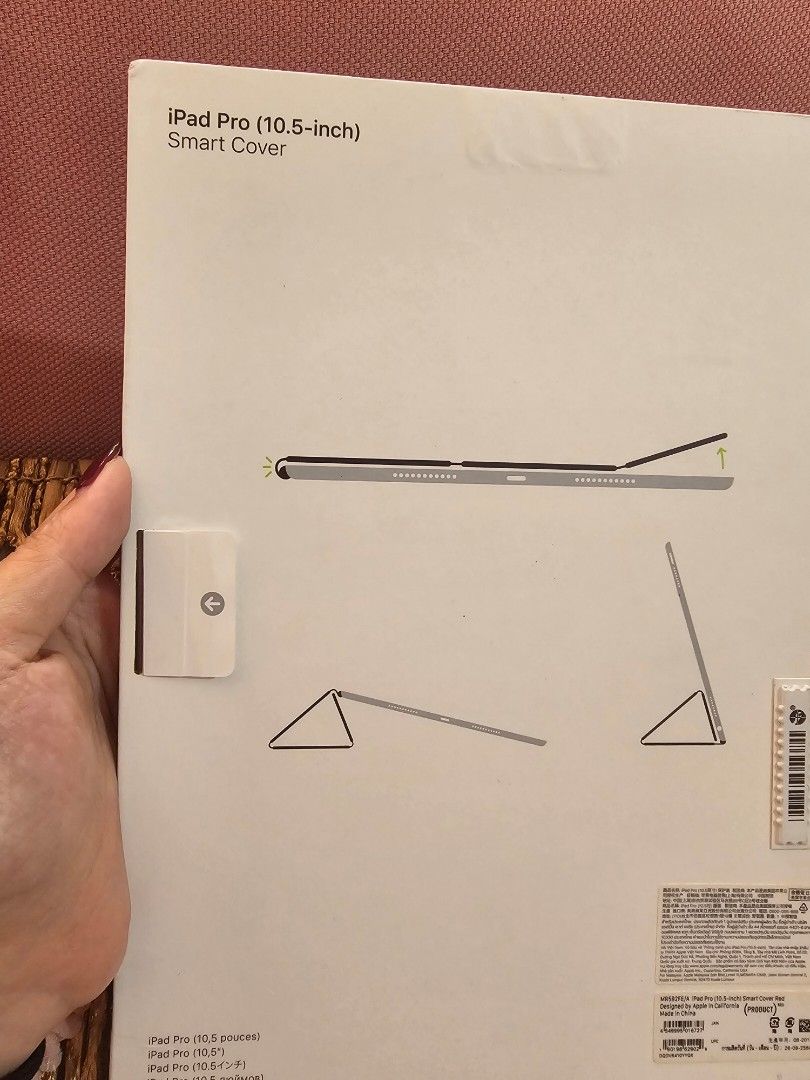iPad Pro (10.5 inch) Smart Cover (Category: Cases & Sleeves) located in Baguio. Submitted by thriftfinds_2600 (Listing ID 1301648852, Image 3). Description: Authentic iPad cover. Please check all photos for details. MOP: Gcash MOD: Flash.