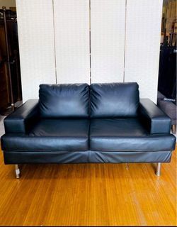 JAPAN SURPLUS FURNITURE 2SEATER BLACK LEATHER SOFA  BULKY FOAM GENUINE LEATHER  FG028  SIZE 42L-56.5L x 20-32W x 16H  16"SANDALAN HEIGHT 27"ARMREST   (AS-IS ITEM) IN GOOD CONDITION