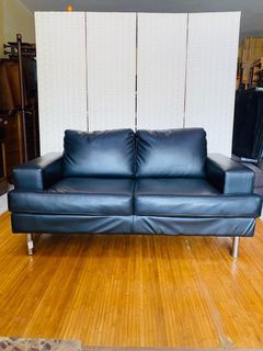 JAPAN SURPLUS FURNITURE 2SEATER BLACK LEATHER SOFA  BULKY FOAM GENUINE LEATHER  FG028  SIZE 42L-56.5L x 20-32W x 16H  16"SANDALAN HEIGHT 27"ARMREST   (AS-IS ITEM) IN GOOD CONDITION