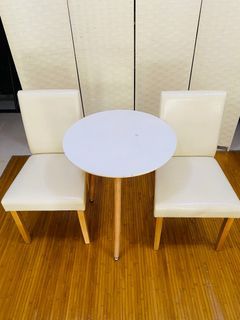 JAPAN SURPLUS FURNITURE WHITE COFFEE TABLE SET FG041  SIZE 23.75D x 27H (TABLE) 17L x 18W x 17H (CHAIRS)  (AS-IS ITEM) IN GOOD CONDITION