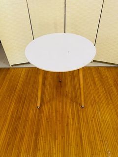 JAPAN SURPLUS FURNITURE WHITE ROUND COFFEE TABLE FG040  SIZE 23.75D x 27H in inches  (AS-IS ITEM) IN GOOD CONDITION