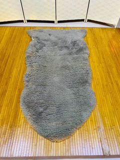 JAPAN SURPLUS FURNITURE WOOLD RUG  FG044  SIZE 56L x 27W in inches   (AS-IS ITEM) IN GOOD CONDITION