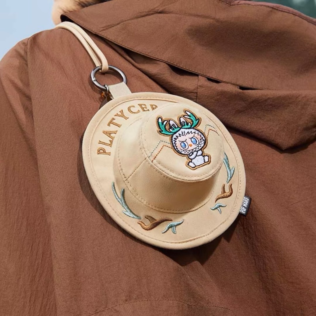 [泡泡瑪特]LABUBU 春天野在家 漁夫帽小包, 她的時尚, 包包、錢包, 肩背、側背包在旋轉拍賣