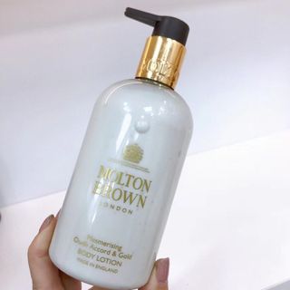 Molton Brown摩頓布朗 身體乳300ml 沈香金箔  Mesmerising Oudh Accord & Gold64192807216001110