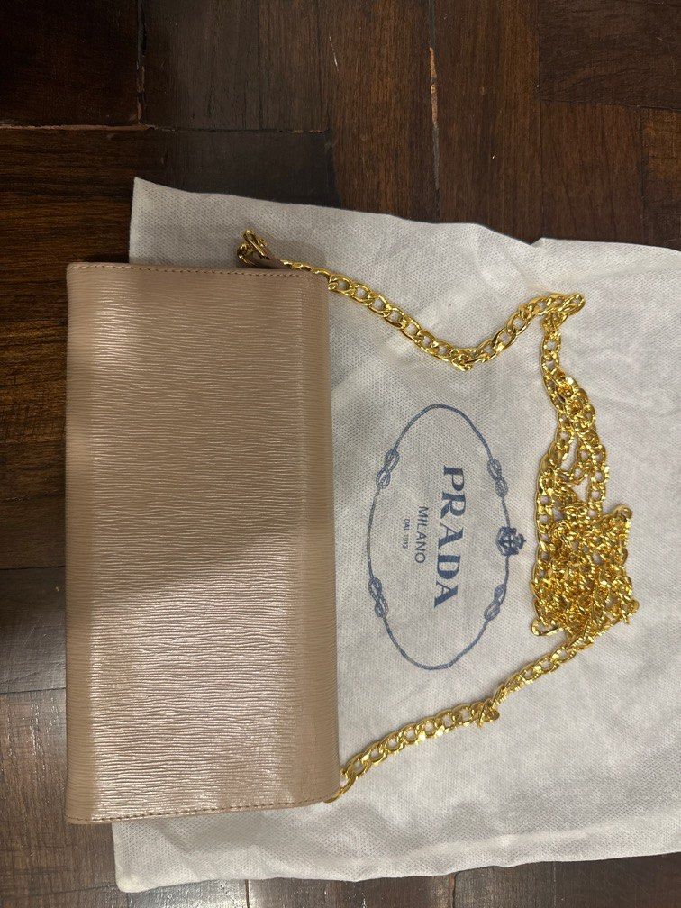 Prada (Category: Bags & Wallets) located in Singapore. Submitted by happyu (Listing ID 1301554575, Image 3). Description: .