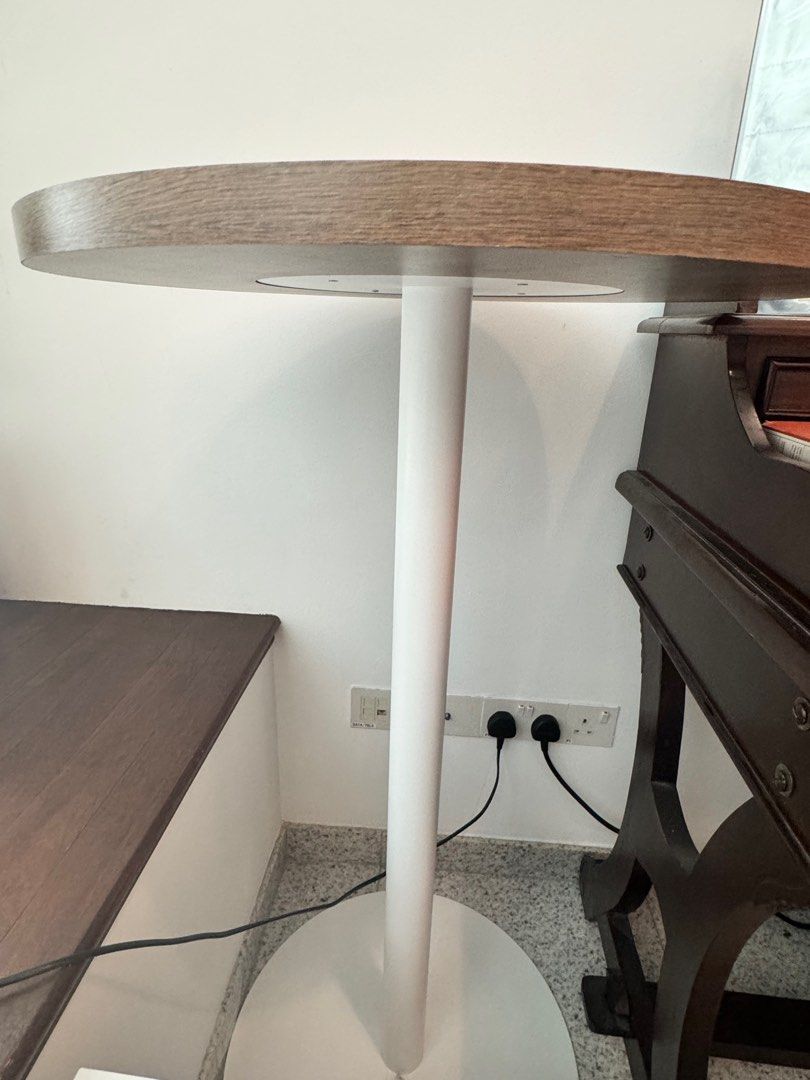 Round Table (Category: Tables & Sets) located in Singapore. Submitted by versaringo (Listing ID 1301551263, Image 3). Description: Self Pick Up Only! open for slight nego, for serious buyer & fast deal .