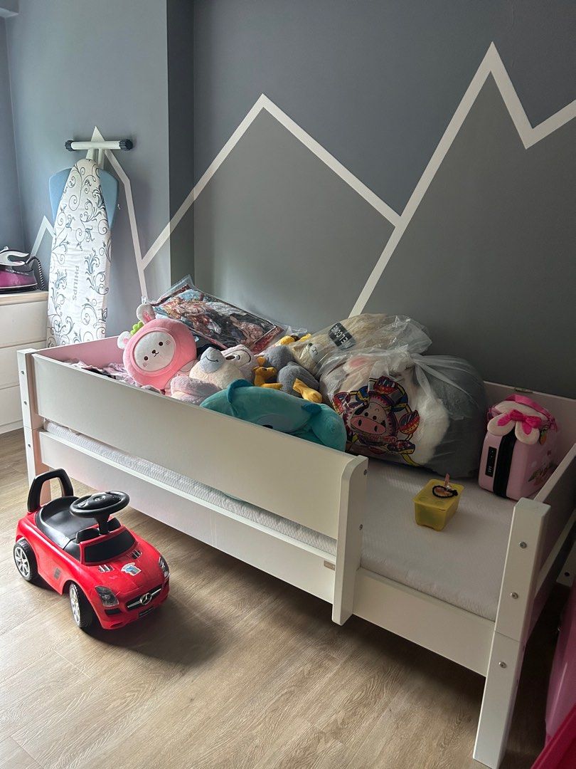 Single Bed Frame (Category: Childrens' Beds) located in Singapore. Submitted by kat6138 (Listing ID 1301556972, Image 1). Description: Manish bedframe Super single size.