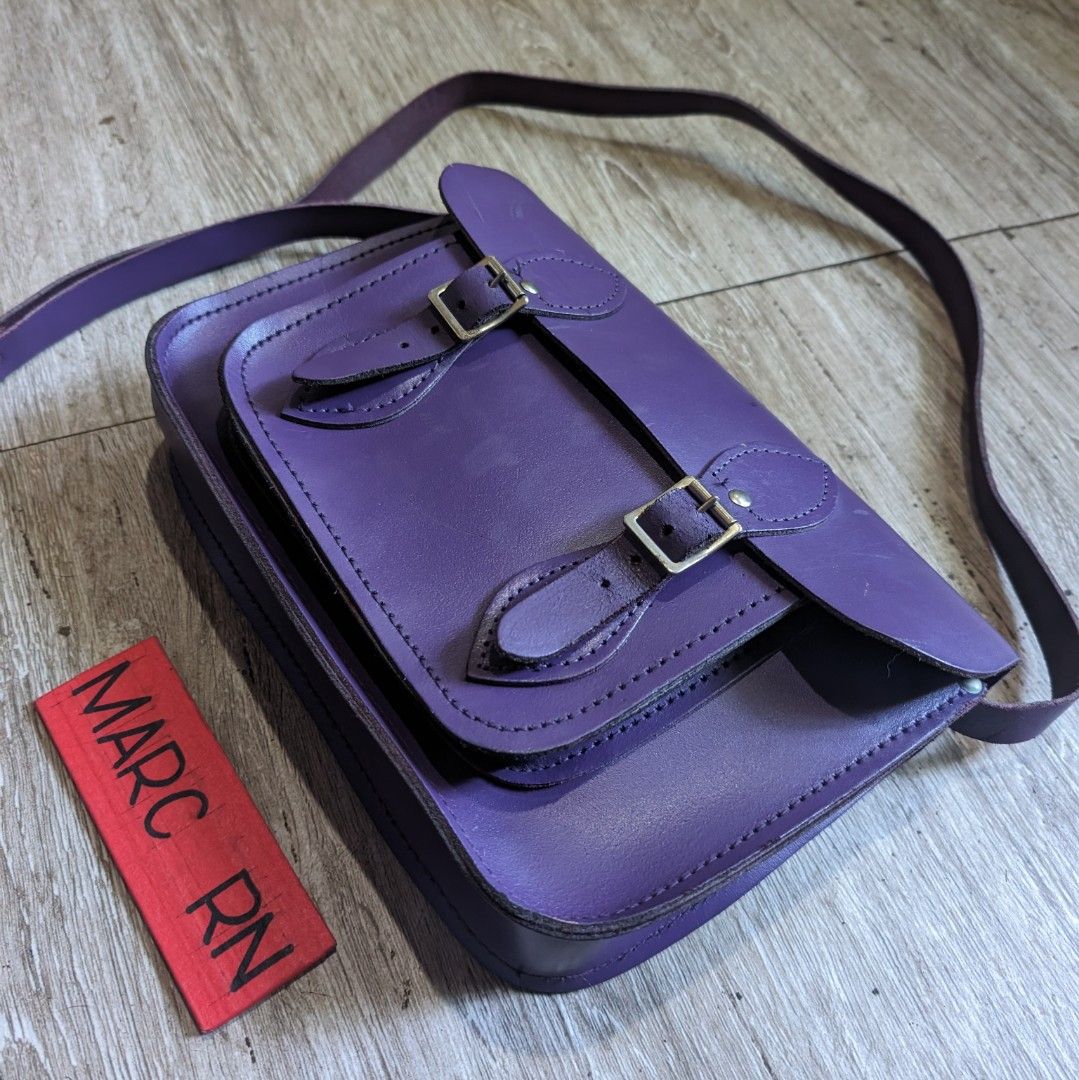 The cambridge satchel 11inch batchel (Category: Shoulder Bags) located in Lucena. Submitted by farncdms (Listing ID 1301567344, Image 2). Description: The Cambridge Satchel co. The 11 Inch Batchel Purple Handcrafted in Greatbritain External (Including Handle) H: 24cm W: 27.5cm D: 6cm External (Excluding Handle) H: 19cm W: 27.5cm D: 6cm Internal H: 16.5cm W: 24cm D: 4cm Pocket Internal H: 12cm W: 16cm D: 2cm Strap Drop Short: 45cm Long: 66cm Used 