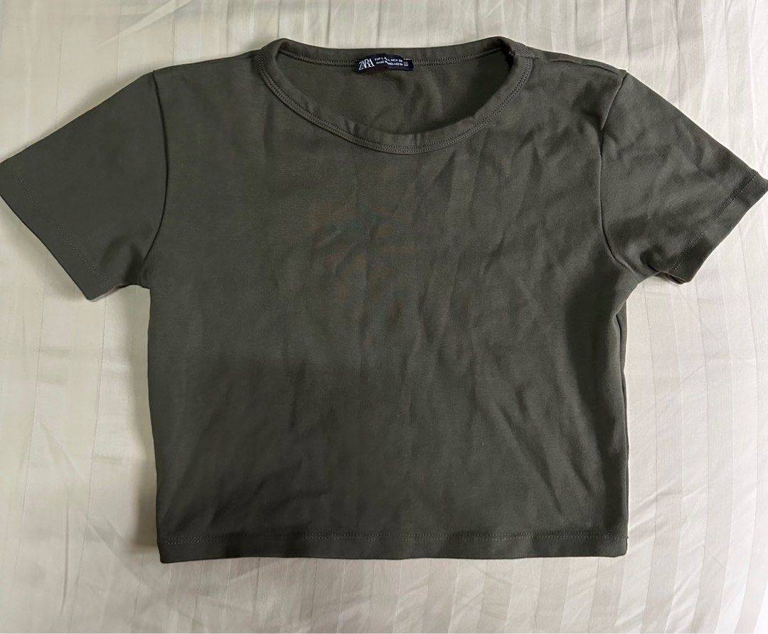 Zara Army Green Semi Crop Top (Category: Shirts) located in Quezon City. Submitted by cheesecakejjj028 (Listing ID 1301518486, Image 1). Description: Zara Top M-L.