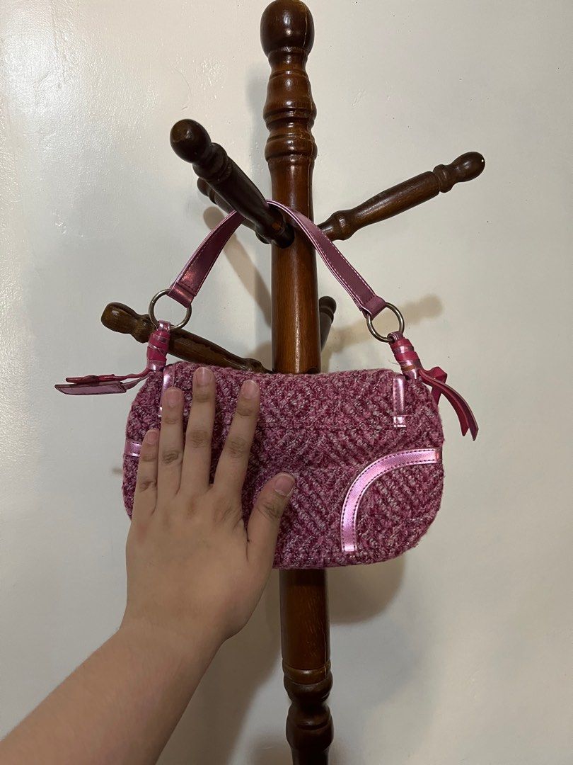 BBW vintage pink baguette mini bag (Category: Purses & Pouches) located in Bulacan. Submitted by declutterwitharia (Listing ID 1301728348, Image 2). Description: very nice in actual. very good condition cute for kids 🎀 price still negotiable for sure buyers pls PM ☺️.