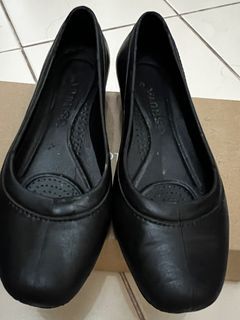 Black shoes (rubber)