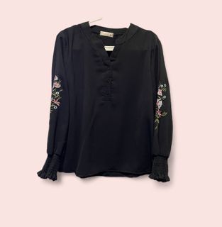 (Category: ) located in . Submitted by thewardrobee (Listing ID 1301738291, Image 1). Description: .