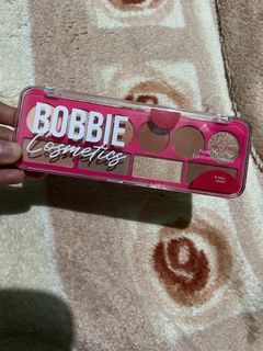 Bobbie Cosmetics Eye Palette and Glamfix Beauty Blender