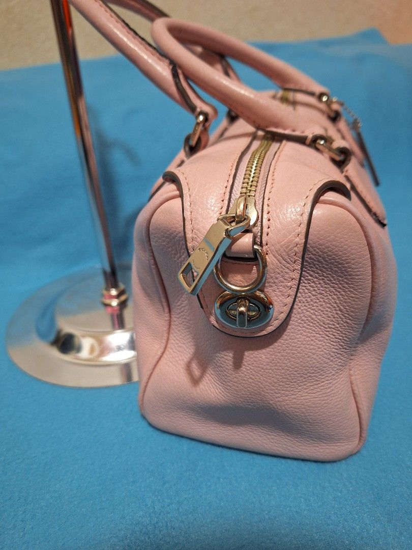 Coach Bag (Category: Luxury Bags & Wallets) located in Consolacion. Submitted by janwilpnp (Listing ID 1301719407, Image 3). Description: ❗️Selling My Preloved Bag❗️ Original Coach Pink Silver hardware po Size:Small L=9" W=4" H=6" Minimal signs of use lang. Basta gwapa jud sya. *Of course Masulod ang Glock* DM me to avail. ❗️Hindi naman mahal ang magkaroon ng Mahal na Bag.PM mo lang ako❗️.