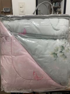 Comforter Full size (54”x75”) Reversible