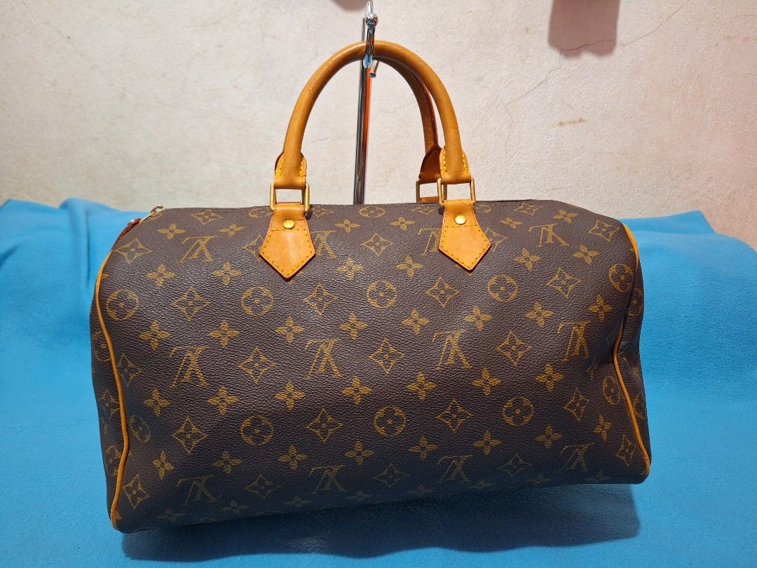 Doctors Bag (Category: Luxury Bags & Wallets) located in Consolacion. Submitted by janwilpnp (Listing ID 1301719916, Image 1). Description: ❗️Selling my Preloved Bag❗️ Original LV Doctors Bag Gold hardware po Size:Medium L=14" W=7" H=7" Minimal signs of use lang. Basta gwapa jud sya. *Of course Masulod ang Glock* *Coded* DM me to avail. ❗️Hindi naman mahal ang magkaroon ng Mahal na Bag.PM mo lang ako❗️.
