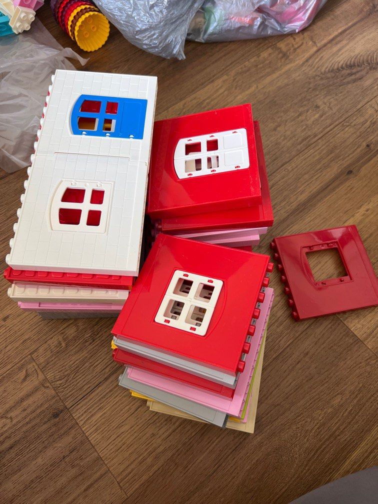 Duplo house wall with windows and doors