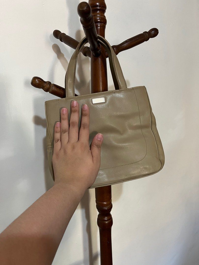 Vintage Esprit beige mini hand bag (Category: Tote Bags) located in Bulacan. Submitted by declutterwitharia (Listing ID 1301724759, Image 3). Description: still useable with some cleaning. leather material still good. flaws seen on pictures price still negotiable for sure buyers pls PM ☺️.