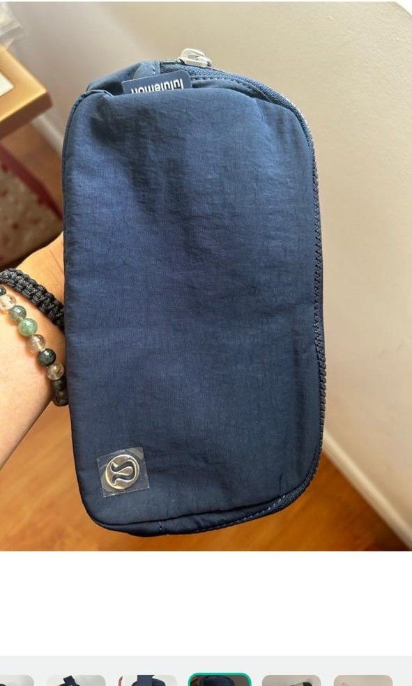 EVERYWHERE BELT BAG 1L (Category: Cross-body Bags) located in Quezon City. Submitted by finds_stuff (Listing ID 1301858576, Image 2). Description: Color: true navy Size:1l.