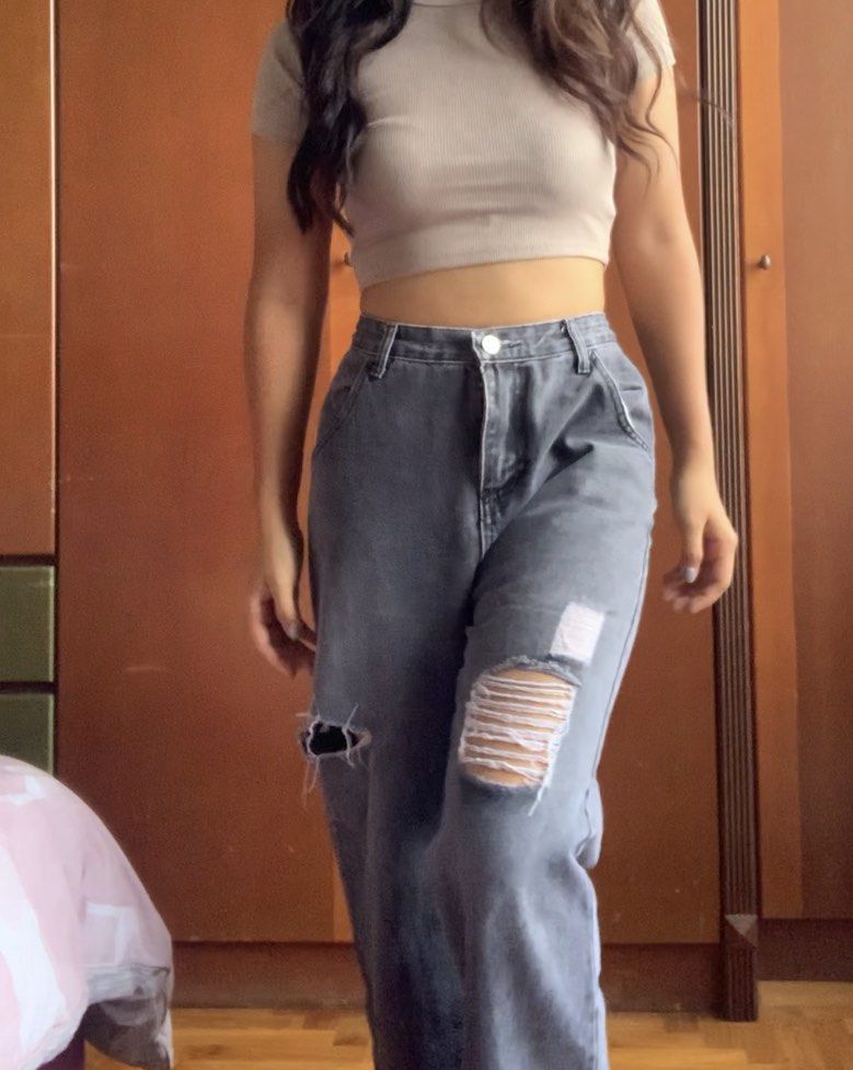 Very ripped high waisted jeans 2025