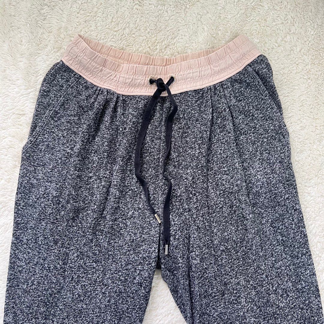 H&M gray sweatpants / joggers (Category: Other Bottoms) located in Manila. Submitted by ideclutterss (Listing ID 1301697100, Image 1). Description: Breathable fabric, can fit XS-S rfs: decluttering mod: j&t / sdd lalamove.