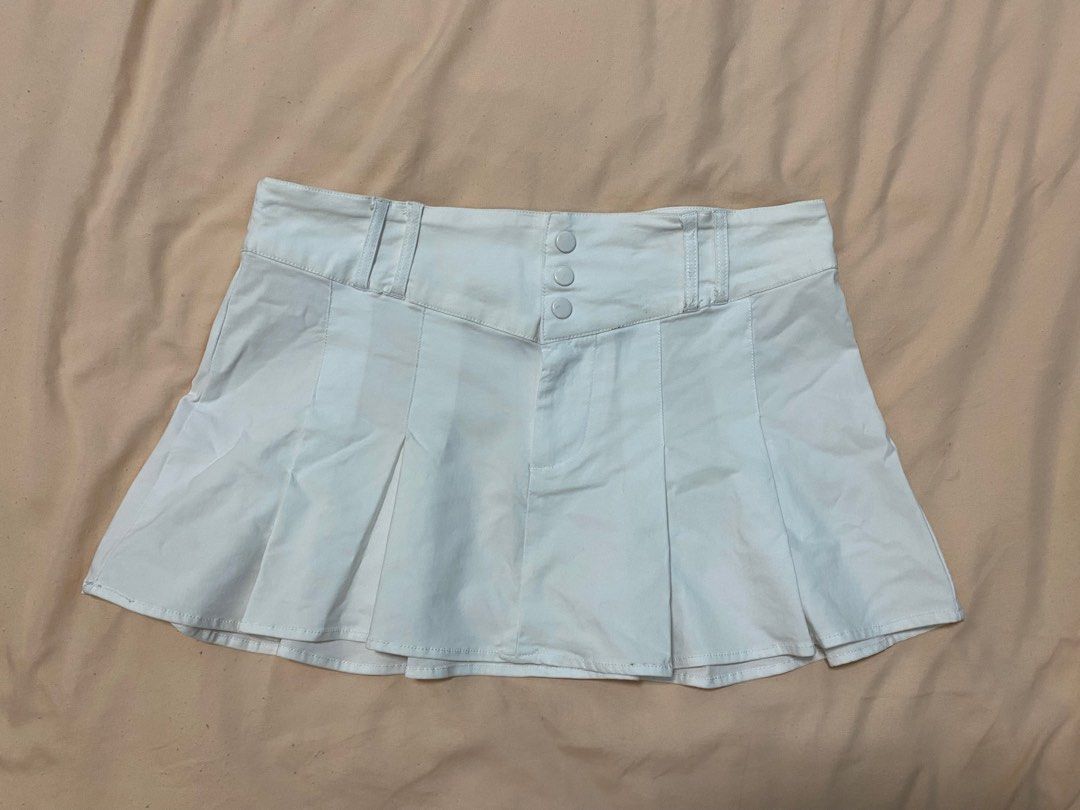 H&M LOW WAIST MINI SKIRT (Category: Skirts) located in Manila. Submitted by devillapatel (Listing ID 1301682501, Image 1). Description: RFS: need funds, doesn’t fit my current closet price is negotiable! .