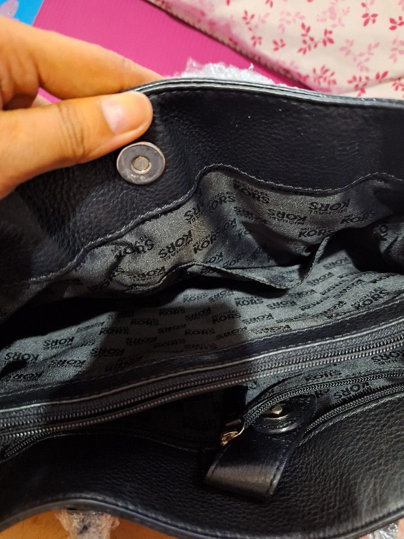 MK Office Bag (Category: Luxury Bags & Wallets) located in Consolacion. Submitted by janwilpnp (Listing ID 1301722156, Image 3). Description: ❗️Selling My Preloved Bag❗️ Original Michael K.ors Silver hardware po Size:Semi Large Basta gwapa jud ni. DM me to avail. ❗️Hindi naman mahal ang magkaroon ng Mahal na Bag.PM mo lang ako❗️.